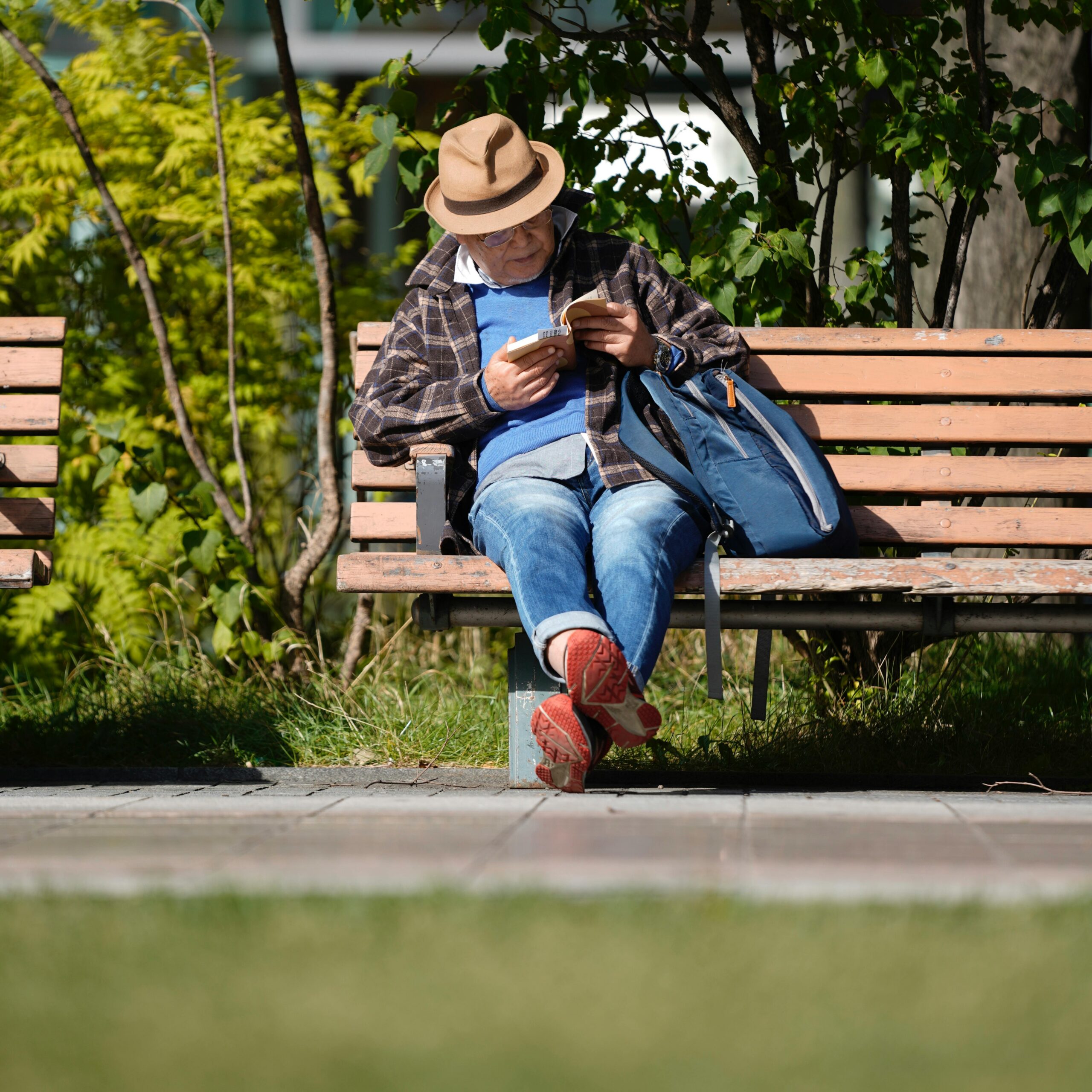 srečna družina skupaj bere